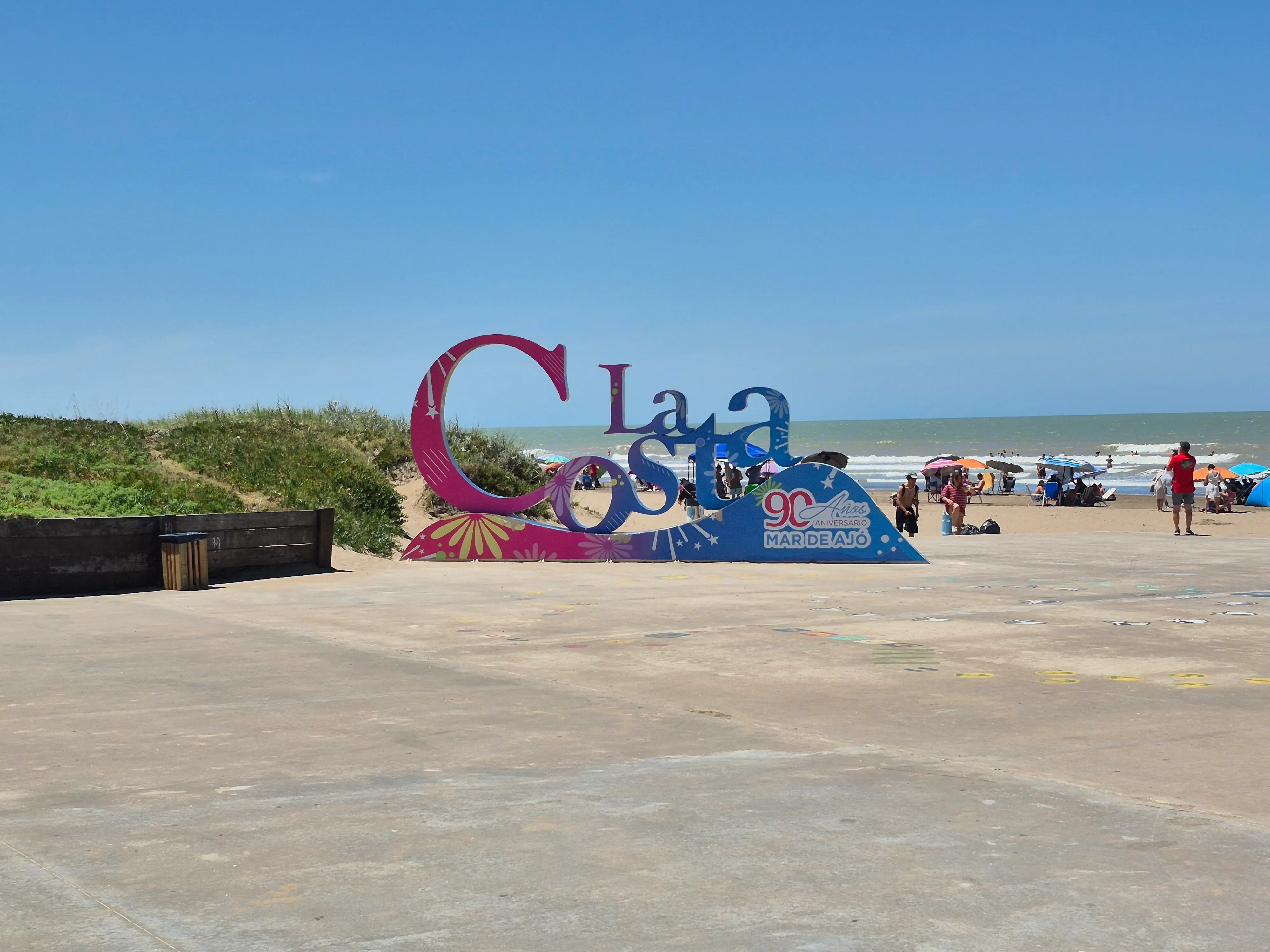 Cartel del Partido de La Costa en la playa